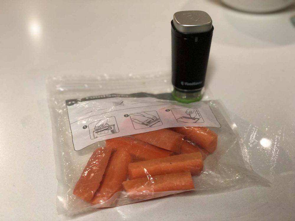 https://www.harveynorman.com.au/blog/assets/Sealing-carrots-with-the-FoodSaver-1000x750.jpg