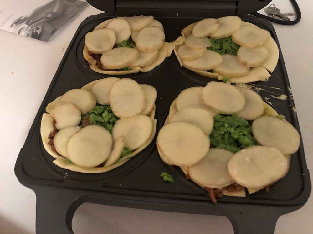 https://www.harveynorman.com.au/blog/assets/Smashed-Peas-Spuds-Pie-before-being-cooked-1000x750.jpg