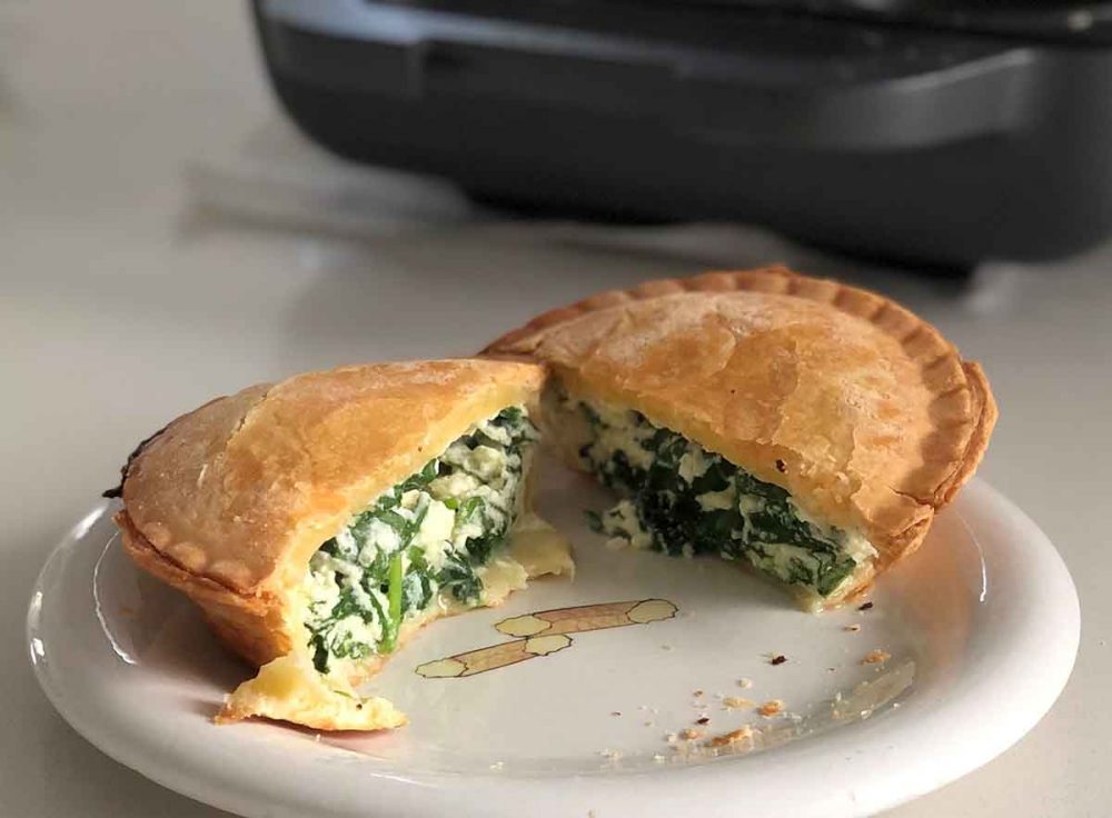 https://www.harveynorman.com.au/blog/assets/Spinach-Ricotta-Pie-cooked-in-Sunbeam-Pie-Magic-1000x736.jpg